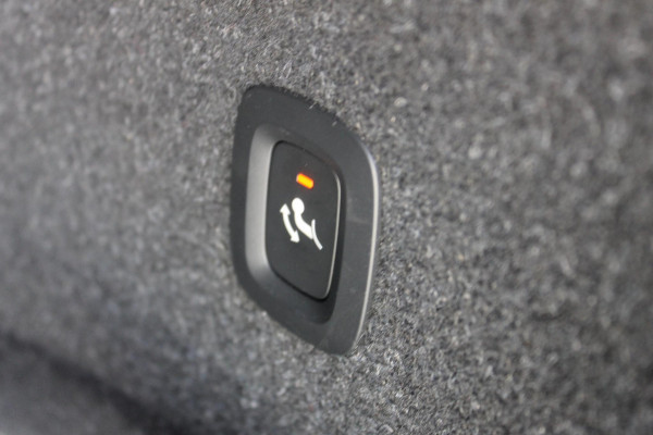 Volvo XC40 1.5 T3 R-Design Adaptieve cruise control / Semi elektrisch wegklapbare trekhaak / Blis / Apple Carplay / Verwarmbare voorstoelen en verwarmbaar stuurwiel / Climate control