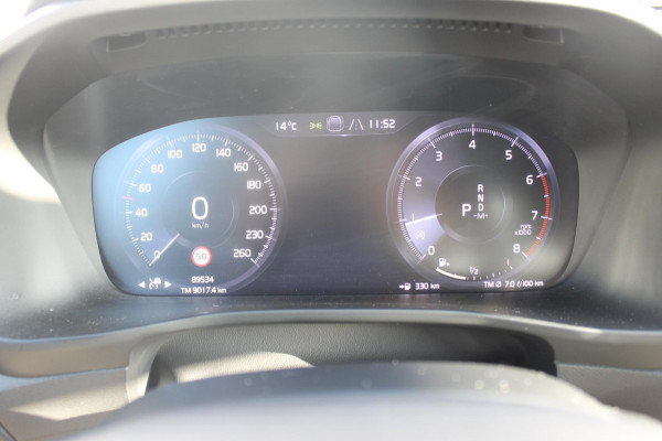 Volvo XC40 1.5 T3 R-Design Adaptieve cruise control / Semi elektrisch wegklapbare trekhaak / Blis / Apple Carplay / Verwarmbare voorstoelen en verwarmbaar stuurwiel / Climate control