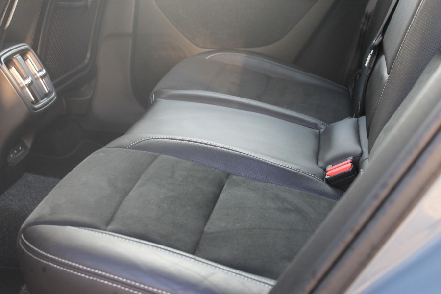 Volvo XC40 1.5 T3 R-Design Adaptieve cruise control / Semi elektrisch wegklapbare trekhaak / Blis / Apple Carplay / Verwarmbare voorstoelen en verwarmbaar stuurwiel / Climate control