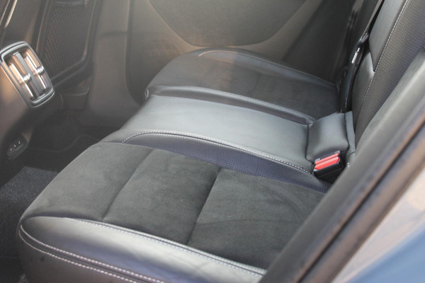 Volvo XC40 1.5 T3 R-Design Adaptieve cruise control / Semi elektrisch wegklapbare trekhaak / Blis / Apple Carplay / Verwarmbare voorstoelen en verwarmbaar stuurwiel / Climate control