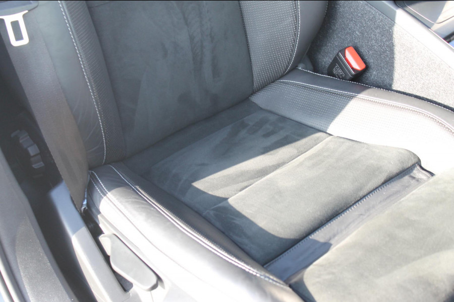 Volvo XC40 1.5 T3 R-Design Adaptieve cruise control / Semi elektrisch wegklapbare trekhaak / Blis / Apple Carplay / Verwarmbare voorstoelen en verwarmbaar stuurwiel / Climate control