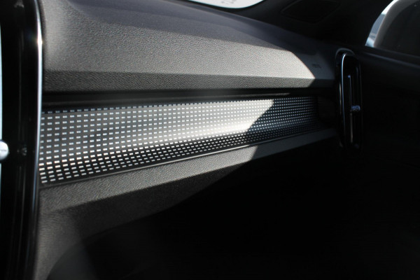Volvo XC40 1.5 T3 R-Design Adaptieve cruise control / Semi elektrisch wegklapbare trekhaak / Blis / Apple Carplay / Verwarmbare voorstoelen en verwarmbaar stuurwiel / Climate control