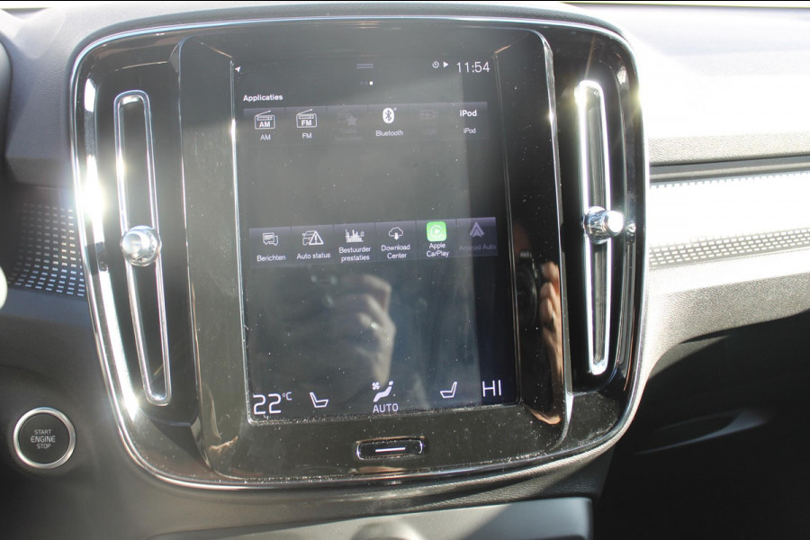 Volvo XC40 1.5 T3 R-Design Adaptieve cruise control / Semi elektrisch wegklapbare trekhaak / Blis / Apple Carplay / Verwarmbare voorstoelen en verwarmbaar stuurwiel / Climate control