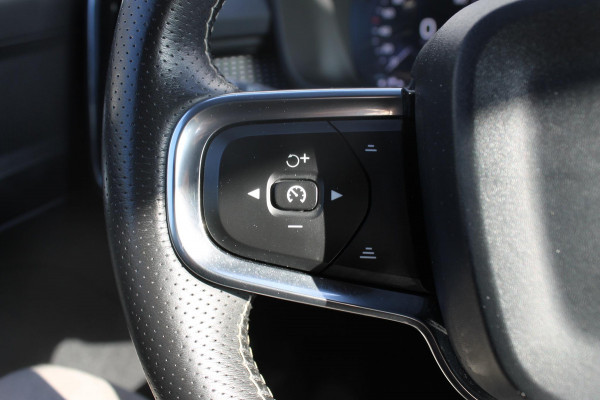 Volvo XC40 1.5 T3 R-Design Adaptieve cruise control / Semi elektrisch wegklapbare trekhaak / Blis / Apple Carplay / Verwarmbare voorstoelen en verwarmbaar stuurwiel / Climate control