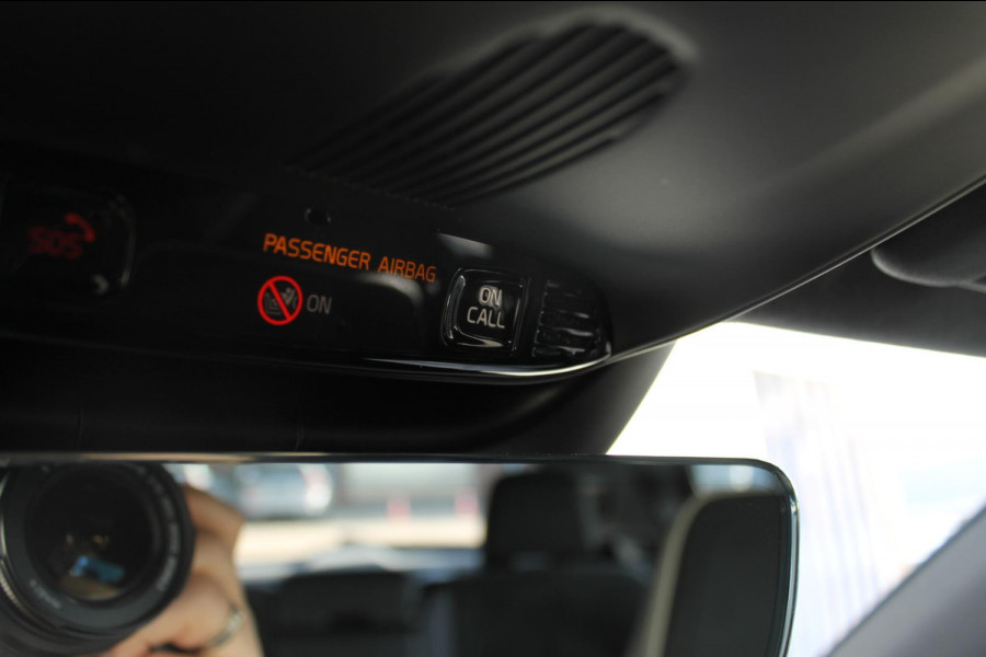 Volvo XC40 1.5 T3 R-Design Adaptieve cruise control / Semi elektrisch wegklapbare trekhaak / Blis / Apple Carplay / Verwarmbare voorstoelen en verwarmbaar stuurwiel / Climate control