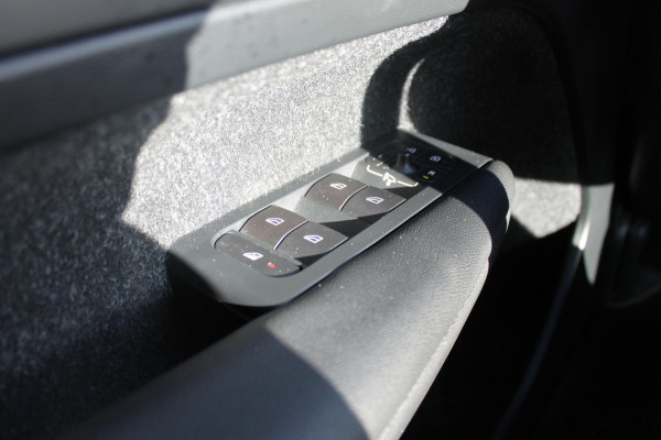 Volvo XC40 1.5 T3 R-Design Adaptieve cruise control / Semi elektrisch wegklapbare trekhaak / Blis / Apple Carplay / Verwarmbare voorstoelen en verwarmbaar stuurwiel / Climate control