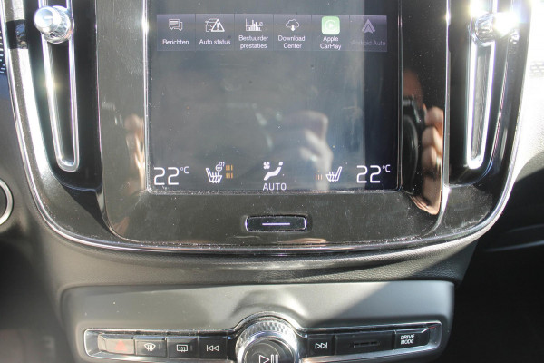 Volvo XC40 1.5 T3 R-Design Adaptieve cruise control / Semi elektrisch wegklapbare trekhaak / Blis / Apple Carplay / Verwarmbare voorstoelen en verwarmbaar stuurwiel / Climate control