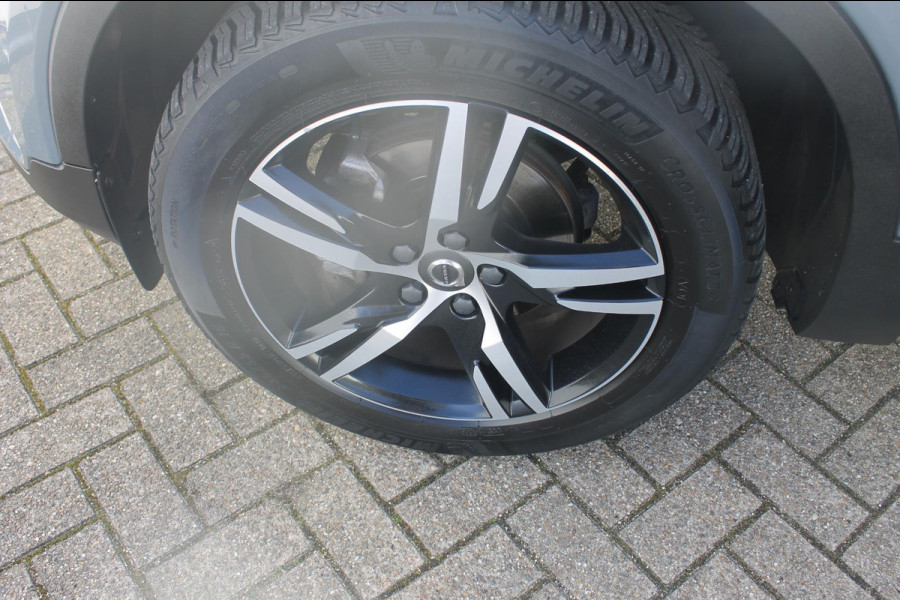 Volvo XC40 1.5 T3 R-Design Adaptieve cruise control / Semi elektrisch wegklapbare trekhaak / Blis / Apple Carplay / Verwarmbare voorstoelen en verwarmbaar stuurwiel / Climate control