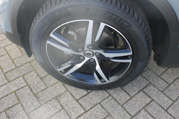 Volvo XC40 1.5 T3 R-Design Adaptieve cruise control / Semi elektrisch wegklapbare trekhaak / Blis / Apple Carplay / Verwarmbare voorstoelen en verwarmbaar stuurwiel / Climate control