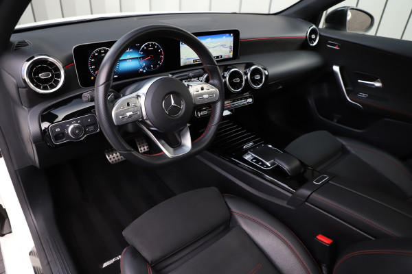 Mercedes-Benz A-Klasse 200 AMG Aut7 | 163PK | Pano | Led | Stoelverwarming | Clima | Apple-carplay | Camera | Widescreen | 2018.
