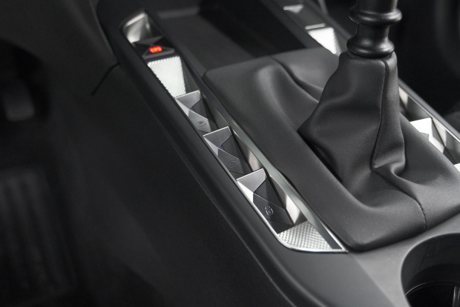 DS DS 3 Crossback PureTech 100 Montmartre | Parkeersensoren | Apple Carplay | Allseason Banden | Navigatie | Climate Control