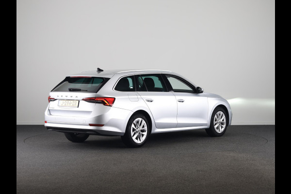 Škoda Octavia Combi 1.0 TSI Style 110pk | Navigatie | Parkeersensoren voor en achter | Apple Carplay -/ Andriod auto |  Verwambare voorstoelen
