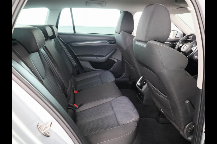 Škoda Octavia Combi 1.0 TSI Style 110pk | Navigatie | Parkeersensoren voor en achter | Apple Carplay -/ Andriod auto |  Verwambare voorstoelen