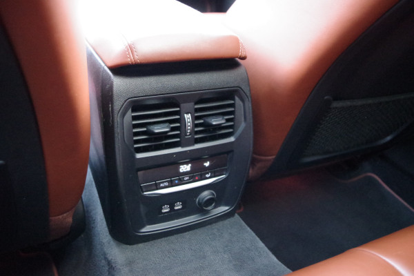 BMW 3 Serie Touring 330i 259 PK High Executive M-Sport Edition, Panoramadak, Trekhaak, Individual, Head-Up