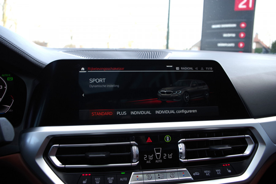 BMW 3 Serie Touring 330i 259 PK High Executive M-Sport Edition, Panoramadak, Trekhaak, Individual, Head-Up