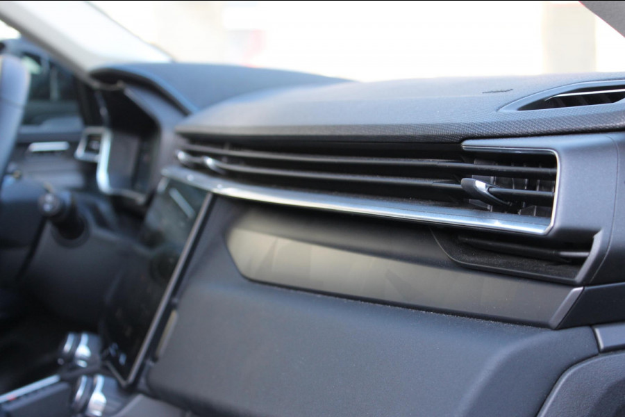 Lynk & Co 01 261PK Automaat Adaptieve Cruise Control / Elektrisch verstelbare voorstoelen / BLIS / Stoelverwarming / Climate Control / Parkeersensoren met 360 gradencamera / Regensensor