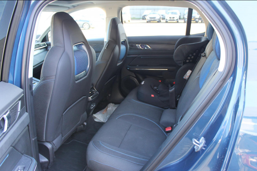 Lynk & Co 01 261PK Automaat Adaptieve Cruise Control / Elektrisch verstelbare voorstoelen / BLIS / Stoelverwarming / Climate Control / Parkeersensoren met 360 gradencamera / Regensensor