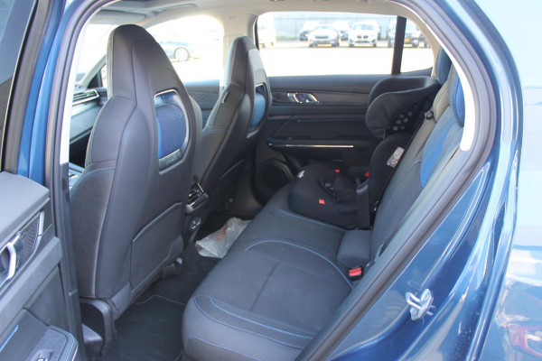 Lynk & Co 01 261PK Automaat Adaptieve Cruise Control / Elektrisch verstelbare voorstoelen / BLIS / Stoelverwarming / Climate Control / Parkeersensoren met 360 gradencamera / Regensensor