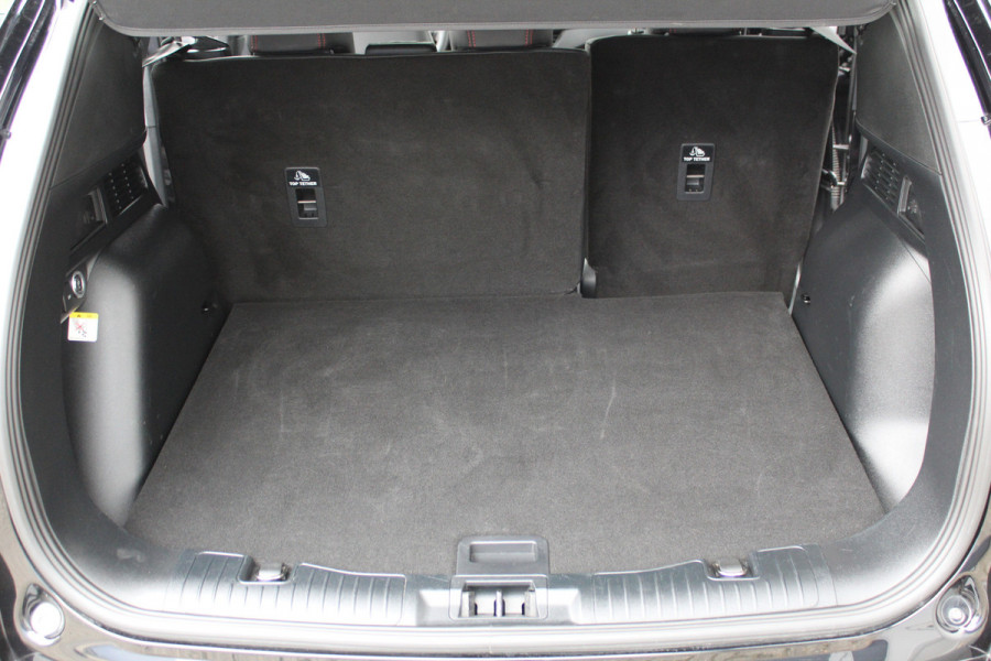 Ford Kuga 2.5-243pk PHEV ST-Line X. Trekgewicht 2.100kg. Nieuw Model ! Van €. 54.937,- voor €. 43.735,- Trekgewicht van 2.100kg ! Elektr. panodak., elektr. trekhaak, stoel-, stuur- en voorraamverw., 360gr. Camera, HUD, AppleCarplay/Androidauto, Elektr. verstelb. comfortstoelen, LED verl.