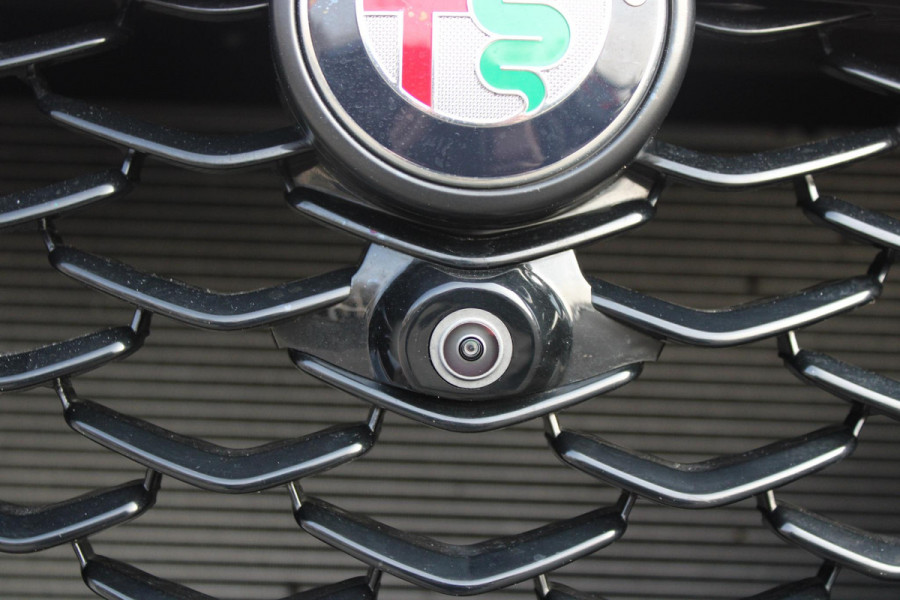 Alfa Romeo Tonale PHEV 280PK VELOCE | HARMAN/KARDON PREMIUM AUDIO | PREMIUM PACK: LEDEREN BEKLEDING/GEVENTILEERDE VOORSTOELEN/4-VOUDIG ELEKTRISCH VERSTELBARE LENDESTEUN VOORSTOELEN | WINTERPACK: STOEL/STUUR VERWARMING | STOEL VENTILATIE | TECHNOLOGY PACK: PARKEERWAARSCHUWING VOOR EN ACHTER/360° CAMERA/AUTOMATISCH INPARKEREN/ AUTONOMOUS DRIVING LEVEL 2: ADAPTIVE CRUISE CONTROL/LANE CENTERING ASSIST/TRAFFIC JAM ASSIST DODEHOEK DETECTIE AUTOMATISCH DIMMENDE BUITENSPIEGELS | DRAADLOZE TELEFOONLADER | FULL LED MATRIX KOPLAMPEN | DUAL STAGE VALVE: ACTIEVE DEMPING | KEYLESS ENTRY/START | 20" L
