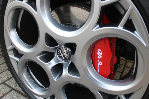 Alfa Romeo Tonale PHEV 280PK VELOCE | HARMAN/KARDON PREMIUM AUDIO | PREMIUM PACK: LEDEREN BEKLEDING/GEVENTILEERDE VOORSTOELEN/4-VOUDIG ELEKTRISCH VERSTELBARE LENDESTEUN VOORSTOELEN | WINTERPACK: STOEL/STUUR VERWARMING | STOEL VENTILATIE | TECHNOLOGY PACK: PARKEERWAARSCHUWING VOOR EN ACHTER/360° CAMERA/AUTOMATISCH INPARKEREN/ AUTONOMOUS DRIVING LEVEL 2: ADAPTIVE CRUISE CONTROL/LANE CENTERING ASSIST/TRAFFIC JAM ASSIST DODEHOEK DETECTIE AUTOMATISCH DIMMENDE BUITENSPIEGELS | DRAADLOZE TELEFOONLADER | FULL LED MATRIX KOPLAMPEN | DUAL STAGE VALVE: ACTIEVE DEMPING | KEYLESS ENTRY/START | 20" L