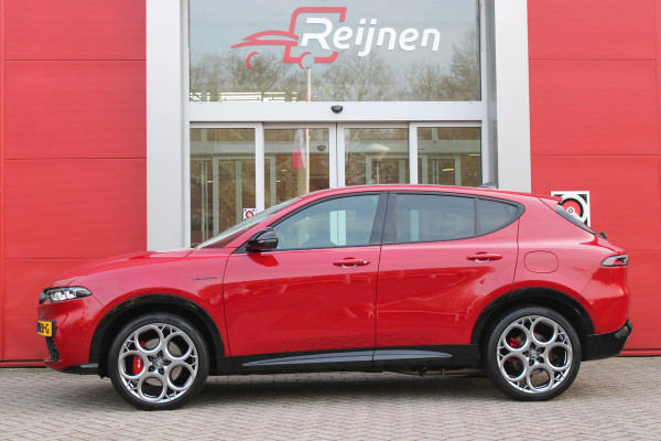 Alfa Romeo Tonale PHEV 280PK VELOCE | HARMAN/KARDON PREMIUM AUDIO | PREMIUM PACK: LEDEREN BEKLEDING/GEVENTILEERDE VOORSTOELEN/4-VOUDIG ELEKTRISCH VERSTELBARE LENDESTEUN VOORSTOELEN | WINTERPACK: STOEL/STUUR VERWARMING | STOEL VENTILATIE | TECHNOLOGY PACK: PARKEERWAARSCHUWING VOOR EN ACHTER/360° CAMERA/AUTOMATISCH INPARKEREN/ AUTONOMOUS DRIVING LEVEL 2: ADAPTIVE CRUISE CONTROL/LANE CENTERING ASSIST/TRAFFIC JAM ASSIST DODEHOEK DETECTIE AUTOMATISCH DIMMENDE BUITENSPIEGELS | DRAADLOZE TELEFOONLADER | FULL LED MATRIX KOPLAMPEN | DUAL STAGE VALVE: ACTIEVE DEMPING | KEYLESS ENTRY/START | 20" L