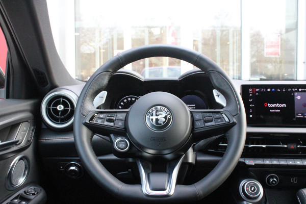 Alfa Romeo Tonale PHEV 280PK VELOCE | HARMAN/KARDON PREMIUM AUDIO | PREMIUM PACK: LEDEREN BEKLEDING/GEVENTILEERDE VOORSTOELEN/4-VOUDIG ELEKTRISCH VERSTELBARE LENDESTEUN VOORSTOELEN | WINTERPACK: STOEL/STUUR VERWARMING | STOEL VENTILATIE | TECHNOLOGY PACK: PARKEERWAARSCHUWING VOOR EN ACHTER/360° CAMERA/AUTOMATISCH INPARKEREN/ AUTONOMOUS DRIVING LEVEL 2: ADAPTIVE CRUISE CONTROL/LANE CENTERING ASSIST/TRAFFIC JAM ASSIST DODEHOEK DETECTIE AUTOMATISCH DIMMENDE BUITENSPIEGELS | DRAADLOZE TELEFOONLADER | FULL LED MATRIX KOPLAMPEN | DUAL STAGE VALVE: ACTIEVE DEMPING | KEYLESS ENTRY/START | 20" L