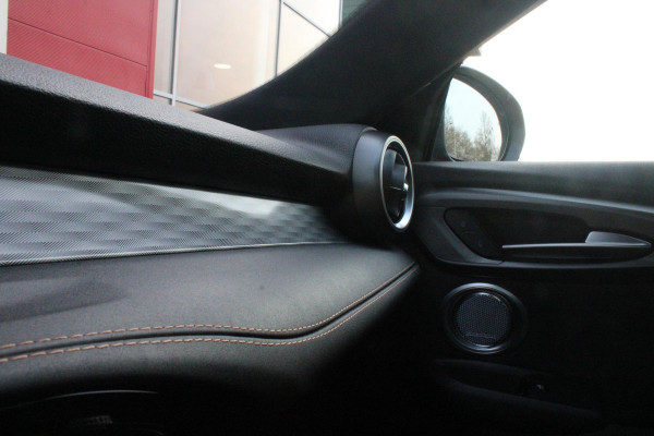 Alfa Romeo Tonale PHEV 280PK VELOCE | HARMAN/KARDON PREMIUM AUDIO | PREMIUM PACK: LEDEREN BEKLEDING/GEVENTILEERDE VOORSTOELEN/4-VOUDIG ELEKTRISCH VERSTELBARE LENDESTEUN VOORSTOELEN | WINTERPACK: STOEL/STUUR VERWARMING | STOEL VENTILATIE | TECHNOLOGY PACK: PARKEERWAARSCHUWING VOOR EN ACHTER/360° CAMERA/AUTOMATISCH INPARKEREN/ AUTONOMOUS DRIVING LEVEL 2: ADAPTIVE CRUISE CONTROL/LANE CENTERING ASSIST/TRAFFIC JAM ASSIST DODEHOEK DETECTIE AUTOMATISCH DIMMENDE BUITENSPIEGELS | DRAADLOZE TELEFOONLADER | FULL LED MATRIX KOPLAMPEN | DUAL STAGE VALVE: ACTIEVE DEMPING | KEYLESS ENTRY/START | 20" L