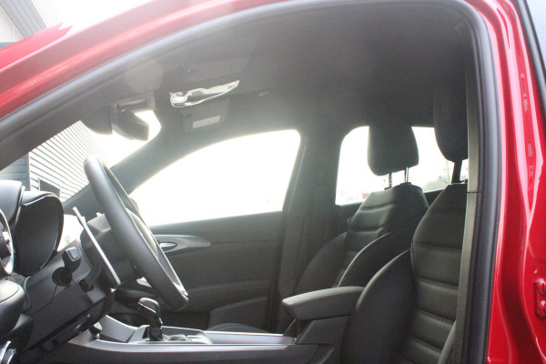 Alfa Romeo Tonale PHEV 280PK VELOCE | HARMAN/KARDON PREMIUM AUDIO | PREMIUM PACK: LEDEREN BEKLEDING/GEVENTILEERDE VOORSTOELEN/4-VOUDIG ELEKTRISCH VERSTELBARE LENDESTEUN VOORSTOELEN | WINTERPACK: STOEL/STUUR VERWARMING | STOEL VENTILATIE | TECHNOLOGY PACK: PARKEERWAARSCHUWING VOOR EN ACHTER/360° CAMERA/AUTOMATISCH INPARKEREN/ AUTONOMOUS DRIVING LEVEL 2: ADAPTIVE CRUISE CONTROL/LANE CENTERING ASSIST/TRAFFIC JAM ASSIST DODEHOEK DETECTIE AUTOMATISCH DIMMENDE BUITENSPIEGELS | DRAADLOZE TELEFOONLADER | FULL LED MATRIX KOPLAMPEN | DUAL STAGE VALVE: ACTIEVE DEMPING | KEYLESS ENTRY/START | 20" L