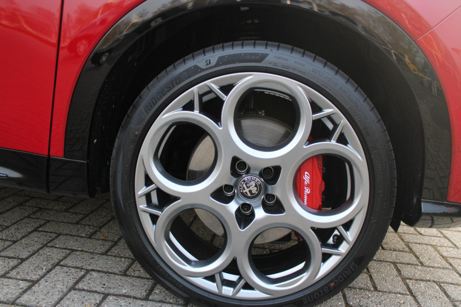 Alfa Romeo Tonale PHEV 280PK VELOCE | HARMAN/KARDON PREMIUM AUDIO | PREMIUM PACK: LEDEREN BEKLEDING/GEVENTILEERDE VOORSTOELEN/4-VOUDIG ELEKTRISCH VERSTELBARE LENDESTEUN VOORSTOELEN | WINTERPACK: STOEL/STUUR VERWARMING | STOEL VENTILATIE | TECHNOLOGY PACK: PARKEERWAARSCHUWING VOOR EN ACHTER/360° CAMERA/AUTOMATISCH INPARKEREN/ AUTONOMOUS DRIVING LEVEL 2: ADAPTIVE CRUISE CONTROL/LANE CENTERING ASSIST/TRAFFIC JAM ASSIST DODEHOEK DETECTIE AUTOMATISCH DIMMENDE BUITENSPIEGELS | DRAADLOZE TELEFOONLADER | FULL LED MATRIX KOPLAMPEN | DUAL STAGE VALVE: ACTIEVE DEMPING | KEYLESS ENTRY/START | 20" L