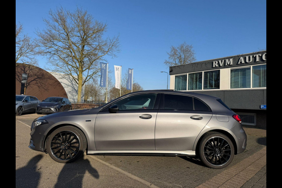 Mercedes-Benz A-Klasse 250 e Business Solution AMG Limited BOMVOL! | PANO | BURMESTER| MEMORY STOELEN| ELEK. TREKHAAK| ADAP. CRUISE/ DISTRONIC | SFEERVERLICHTING | All season banden |