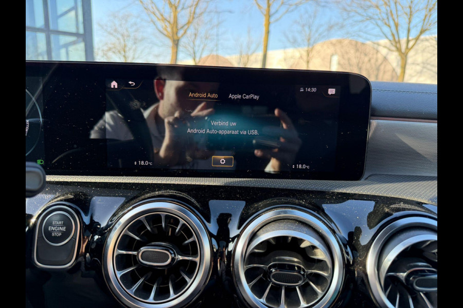 Mercedes-Benz A-Klasse 250 e Business Solution AMG Limited BOMVOL! | PANO | BURMESTER| MEMORY STOELEN| ELEK. TREKHAAK| ADAP. CRUISE/ DISTRONIC | SFEERVERLICHTING | All season banden |