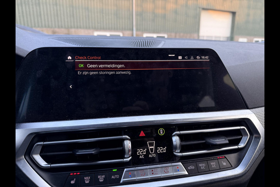 BMW 3 Serie Touring 318i High Executive Edition M Sport | Afneembare trekhaak | Stoelverwarming | Origineel Nederlands geleverd (NAP) | Rijklaar geleverd incl. 12 maanden BOVAG-garantie