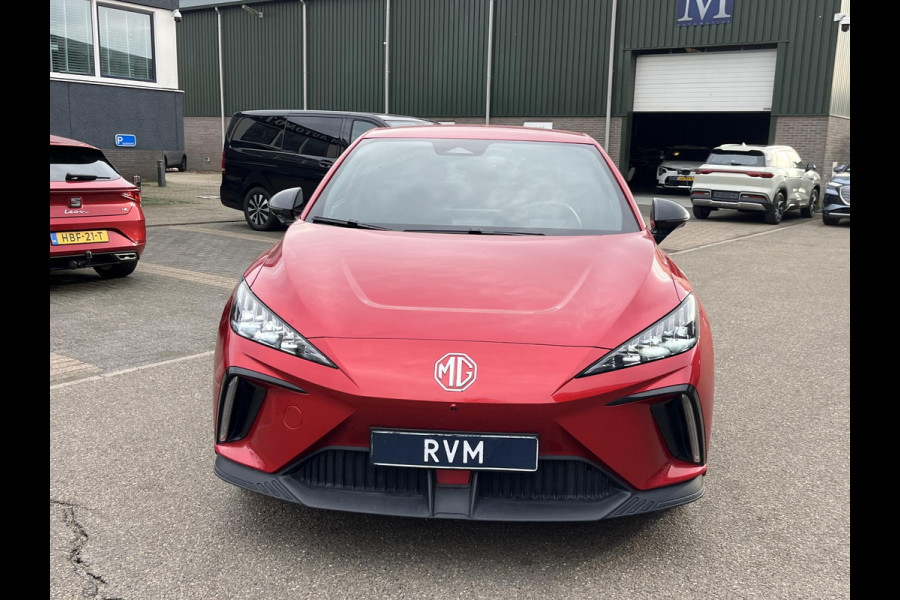 MG Mg4 electric 64 kWh Luxury LONG RANGE | SOH 98%|15.000KM! | DEALER ONDERHOUDEN| 7 JAAR GARANTIE BIJ MG| SUPER COMPLETE AUTO| RONDOMZICHT CAMERA| STOEL+ STUUR VERWARMING| DODE HOEK
