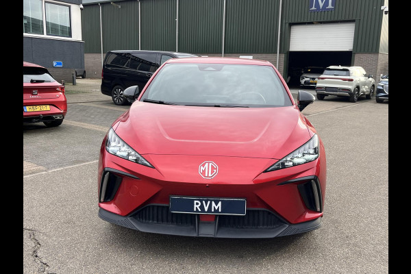 MG Mg4 electric 64 kWh Luxury LONG RANGE | SOH 98%|15.000KM! | DEALER ONDERHOUDEN| 7 JAAR GARANTIE BIJ MG| SUPER COMPLETE AUTO| RONDOMZICHT CAMERA| STOEL+ STUUR VERWARMING| DODE HOEK