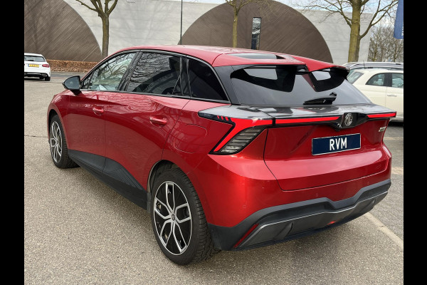 MG Mg4 electric 64 kWh Luxury LONG RANGE | SOH 98%|15.000KM! | DEALER ONDERHOUDEN| 7 JAAR GARANTIE BIJ MG| SUPER COMPLETE AUTO| RONDOMZICHT CAMERA| STOEL+ STUUR VERWARMING| DODE HOEK