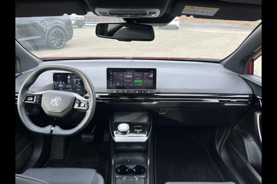 MG Mg4 electric 64 kWh Luxury LONG RANGE | SOH 98%|15.000KM! | DEALER ONDERHOUDEN| 7 JAAR GARANTIE BIJ MG| SUPER COMPLETE AUTO| RONDOMZICHT CAMERA| STOEL+ STUUR VERWARMING| DODE HOEK