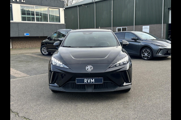 MG MG4 64 kWh Luxury LONG RANGE | SOH 97%|18.000KM! | DEALER ONDERHOUDEN| 7 JAAR GARANTIE BIJ MG| SUPER COMPLETE AUTO| RONDOMZICHT CAMERA| STOEL+ STUUR VERWARMING| DODE HOEK