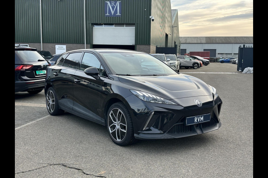MG MG4 64 kWh Luxury LONG RANGE | SOH 97%|18.000KM! | DEALER ONDERHOUDEN| 7 JAAR GARANTIE BIJ MG| SUPER COMPLETE AUTO| RONDOMZICHT CAMERA| STOEL+ STUUR VERWARMING| DODE HOEK