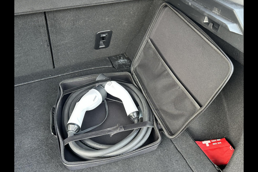 MG MG4 64 kWh Luxury LONG RANGE | SOH 97%|18.000KM! | DEALER ONDERHOUDEN| 7 JAAR GARANTIE BIJ MG| SUPER COMPLETE AUTO| RONDOMZICHT CAMERA| STOEL+ STUUR VERWARMING| DODE HOEK