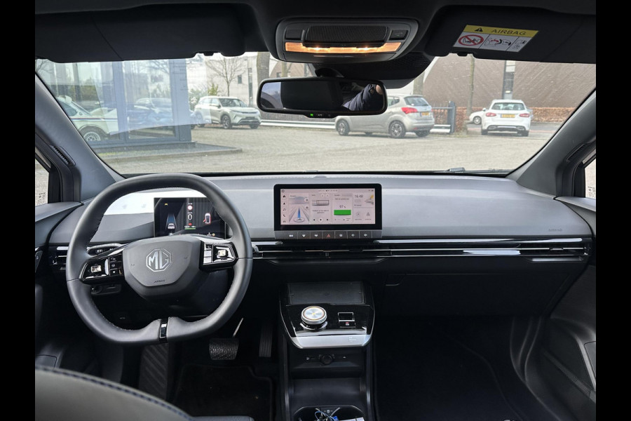 MG MG4 64 kWh Luxury LONG RANGE | SOH 97%|18.000KM! | DEALER ONDERHOUDEN| 7 JAAR GARANTIE BIJ MG| SUPER COMPLETE AUTO| RONDOMZICHT CAMERA| STOEL+ STUUR VERWARMING| DODE HOEK
