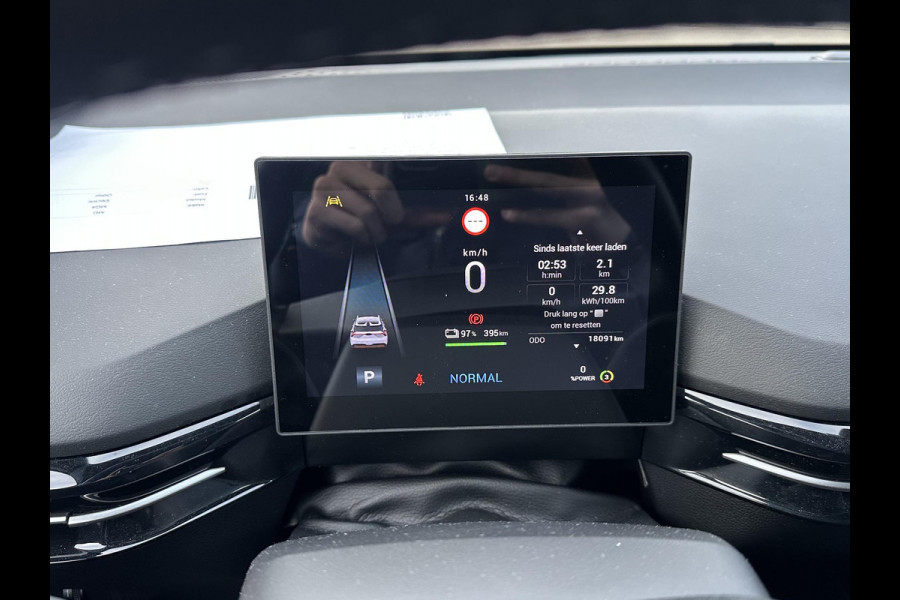 MG MG4 64 kWh Luxury LONG RANGE | SOH 97%|18.000KM! | DEALER ONDERHOUDEN| 7 JAAR GARANTIE BIJ MG| SUPER COMPLETE AUTO| RONDOMZICHT CAMERA| STOEL+ STUUR VERWARMING| DODE HOEK