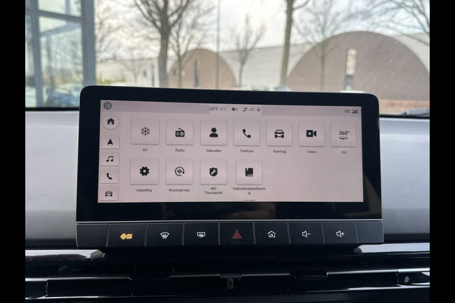 MG MG4 64 kWh Luxury LONG RANGE | SOH 97%|18.000KM! | DEALER ONDERHOUDEN| 7 JAAR GARANTIE BIJ MG| SUPER COMPLETE AUTO| RONDOMZICHT CAMERA| STOEL+ STUUR VERWARMING| DODE HOEK