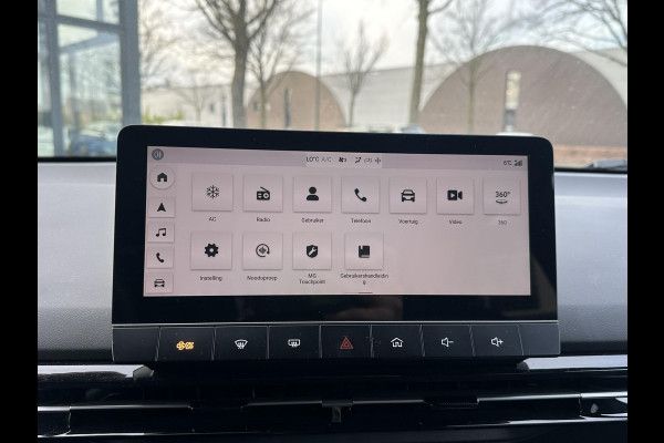 MG MG4 64 kWh Luxury LONG RANGE | SOH 97%|18.000KM! | DEALER ONDERHOUDEN| 7 JAAR GARANTIE BIJ MG| SUPER COMPLETE AUTO| RONDOMZICHT CAMERA| STOEL+ STUUR VERWARMING| DODE HOEK