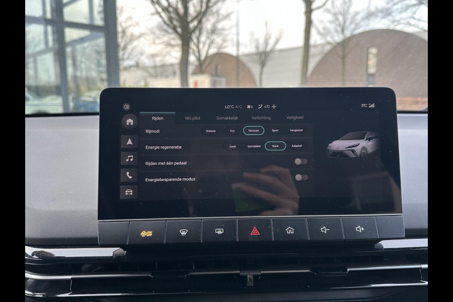 MG MG4 64 kWh Luxury LONG RANGE | SOH 97%|18.000KM! | DEALER ONDERHOUDEN| 7 JAAR GARANTIE BIJ MG| SUPER COMPLETE AUTO| RONDOMZICHT CAMERA| STOEL+ STUUR VERWARMING| DODE HOEK