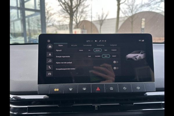 MG MG4 64 kWh Luxury LONG RANGE | SOH 97%|18.000KM! | DEALER ONDERHOUDEN| 7 JAAR GARANTIE BIJ MG| SUPER COMPLETE AUTO| RONDOMZICHT CAMERA| STOEL+ STUUR VERWARMING| DODE HOEK