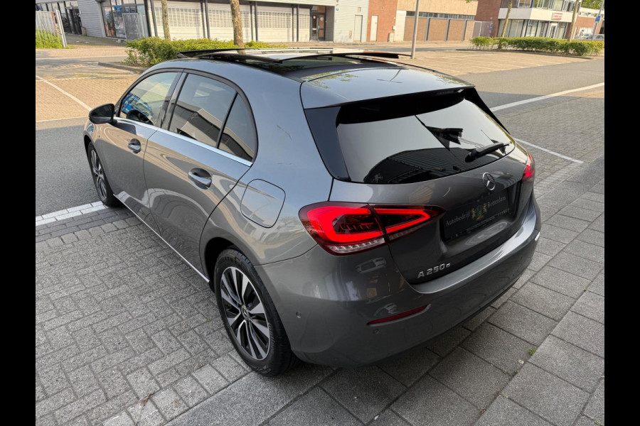 Mercedes-Benz A-Klasse 250 e AMG LED/PDC/CAM/LEER/NAVI/PANO