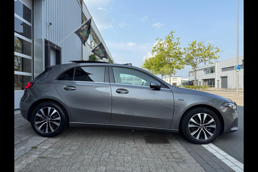 Mercedes-Benz A-Klasse 250 e AMG LED/PDC/CAM/LEER/NAVI/PANO