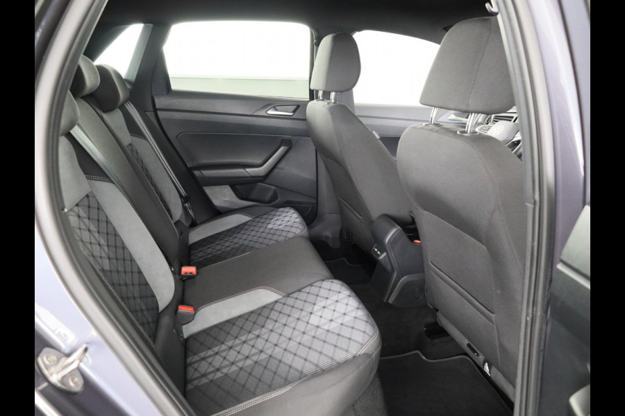 Volkswagen Polo 1.0 TSI R-Line Business 110 pk Automaat (DSG) | Navigatie | Parkeersensoren | Achteruitrijcamera | Stoelverwarming | R-Line |