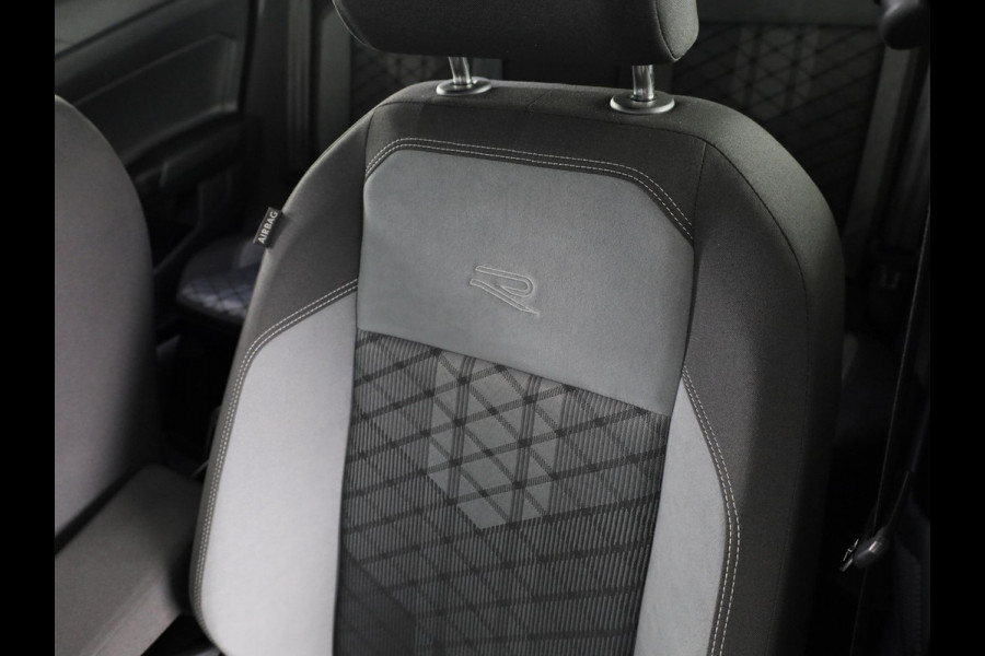 Volkswagen Polo 1.0 TSI R-Line Business 110 pk Automaat (DSG) | Navigatie | Parkeersensoren | Achteruitrijcamera | Stoelverwarming | R-Line |